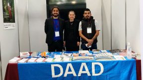 El equipo del DAAD en su stand durante un evento.