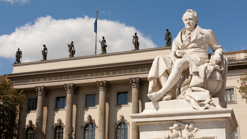 Humboldt Universität in Berlin mit Humboldt-Statue im Vordergrund