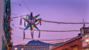Farbenfrohe Piñata Straße Oaxaca Juarez in Mexiko.